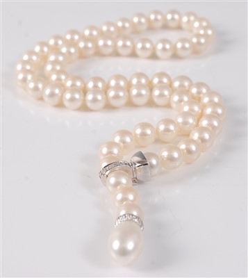 Lot 2132 - A single row cultured pearl Lariat style...