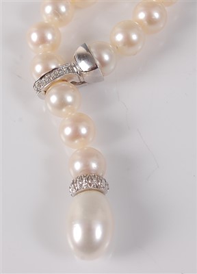 Lot 1192 - A single row cultured pearl Lariat style...