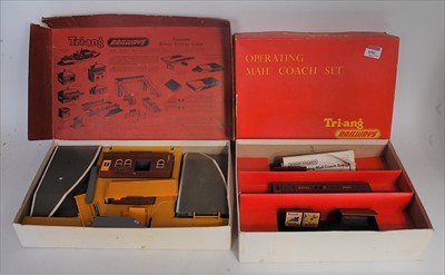 Lot 656 - Triang R81 station set, some playwear (F-BF),...