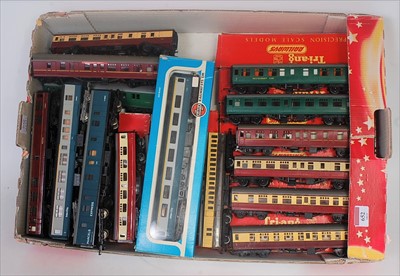 Lot 652 - Tray containing 22 mixed makes coaches (F-G)...