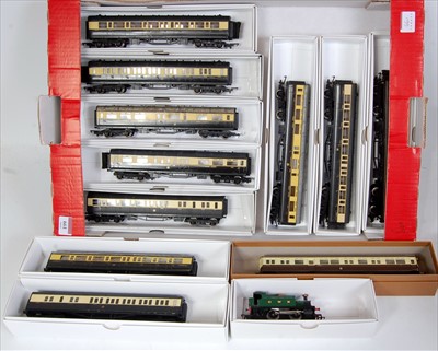 Lot 661 - 10 Hornby GWR brown/cream corridor coaches...