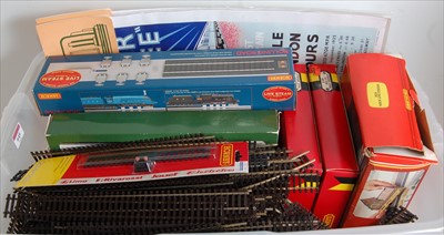 Lot 645 - Lot of sundry Hornby items including R8203...