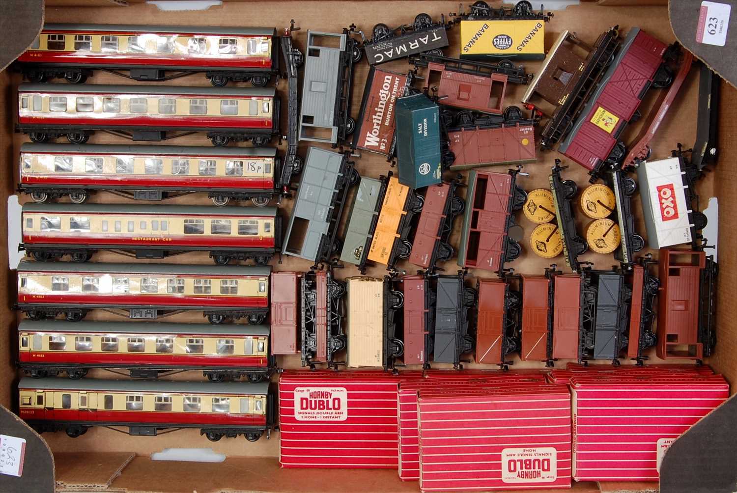 Lot 623 - Tray containing a selection of Hornby Dublo...