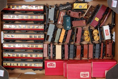 Lot 623 - Tray containing a selection of Hornby Dublo...