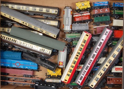 Lot 624 - Tray containing 40+ wagons and coaches by...