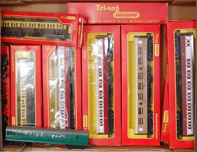 Lot 609 - Tray containing mixed Triang rolling stock...