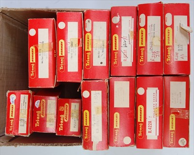 Lot 610 - 13 mainly Triang Hornby coaches, some in wrong...