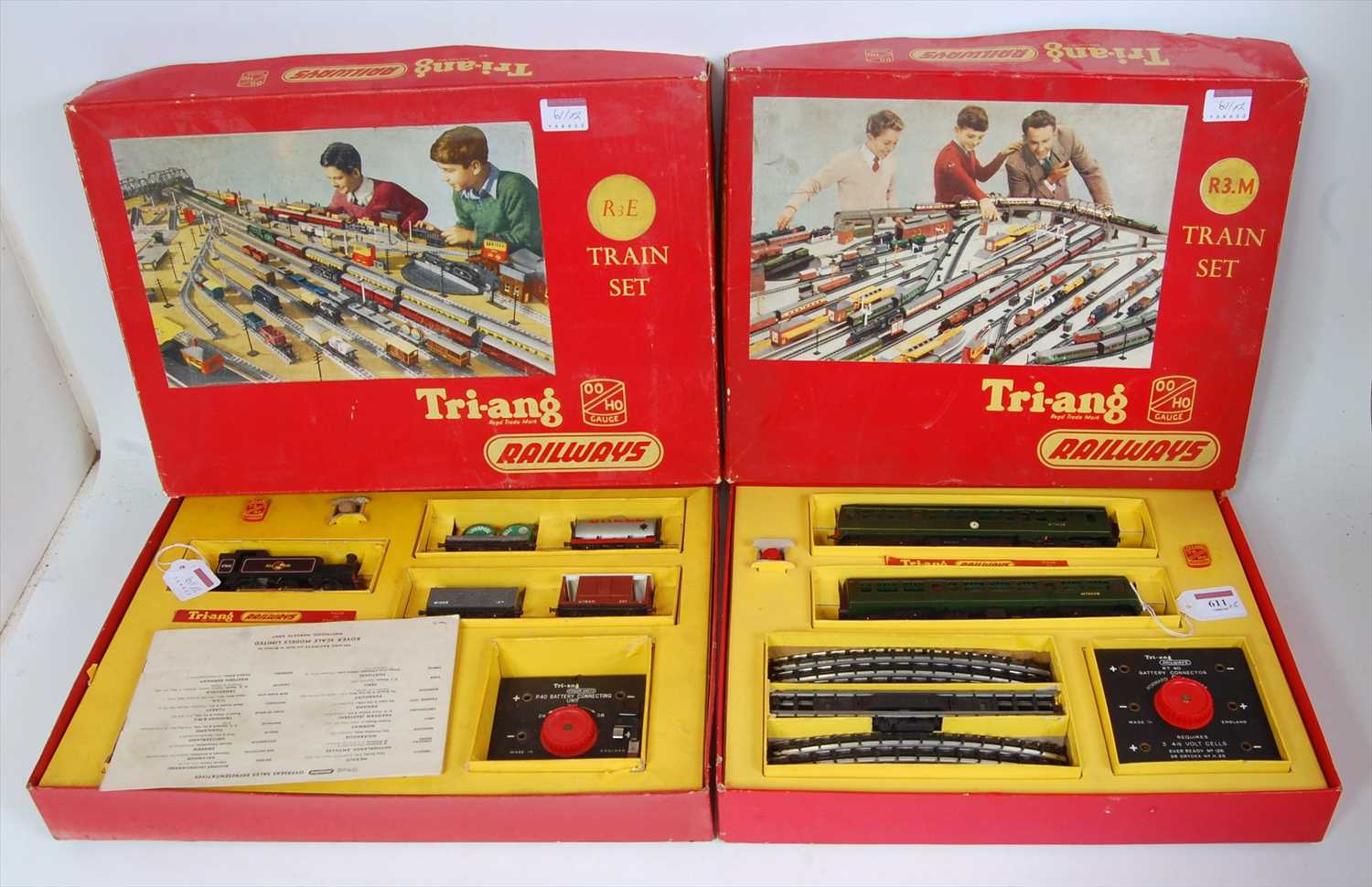 Lot 611 - Triang R3M DMU train set complete with oil...