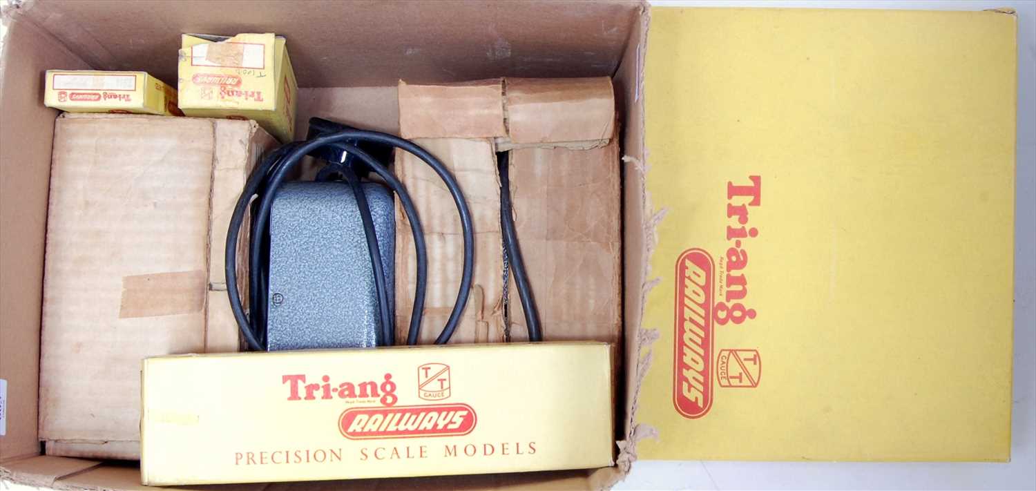 Lot 605 - Triang TT gauge items T32 island platform set "...