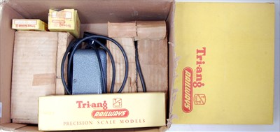 Lot 605 - Triang TT gauge items T32 island platform set "...