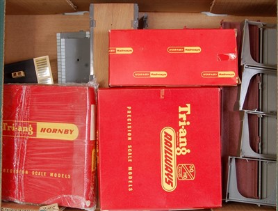 Lot 606 - 2 trays containing quantity of Triang Hornby...
