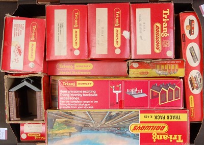 Lot 606 - 2 trays containing quantity of Triang Hornby...