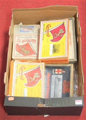 Lot 71 - A box of various puzzles, to include Great...