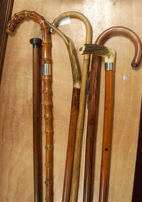 Lot 118 - An early 20th century walking cane having a...