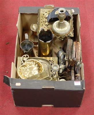 Lot 195 - A box of miscellaneous items to include brass...
