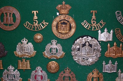 Lot 102 - A collection of British Army cap badges, collar badges and insignia