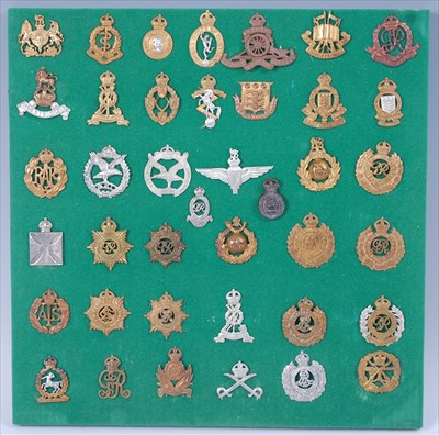 Lot 104 - A collection of cap badges and insignia to include