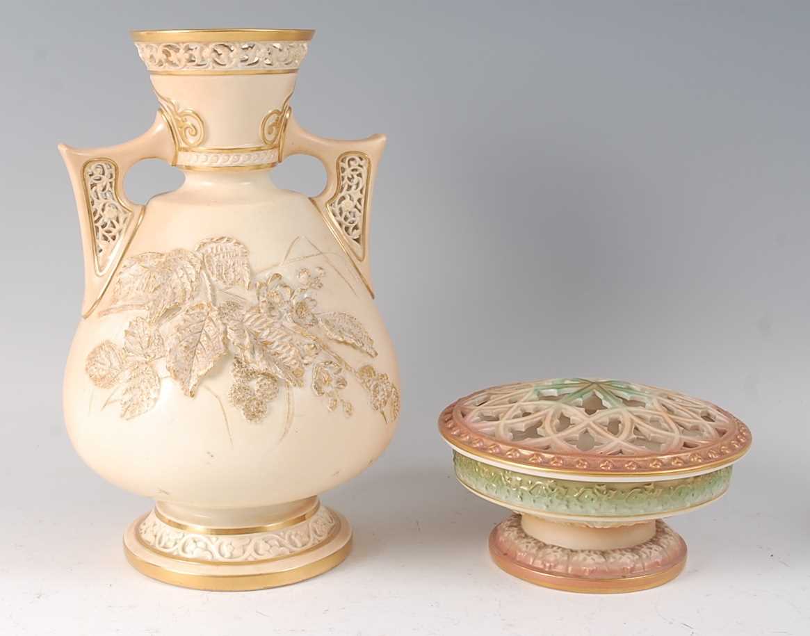Lot 2044 - A Worcester porcelain blushware vase, having...