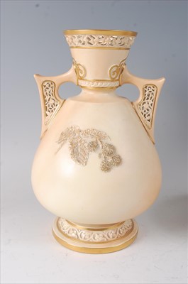 Lot 2044 - A Worcester porcelain blushware vase, having...
