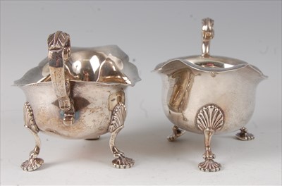 Lot 2112 - A pair of Edwardian silver sauceboats, in the...