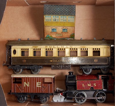 Lot 460 - A small tray containing four Hornby items...