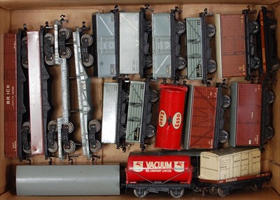 Lot 666 - 19 Hornby Dublo D1 wagons all with metal...