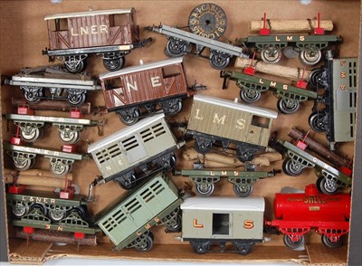 Lot 362 - Large tray containing 18 mainly pre-war Hornby...