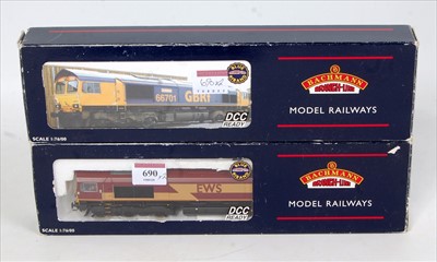 Lot 690 - Bachmann 32-725 class 66 diesel locomotive EWS...