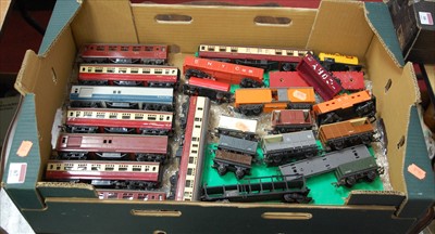 Lot 67 - A box of assorted loose 00 gauge carriages and...