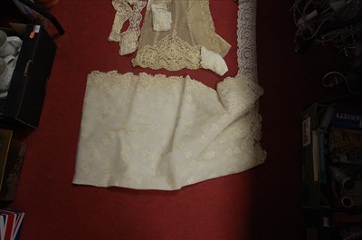Lot 79 - A box of miscellaneous lace and linen to...
