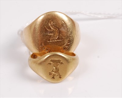 Lot 317 - An 18ct gold small signet ring, 4.6g, size G;...