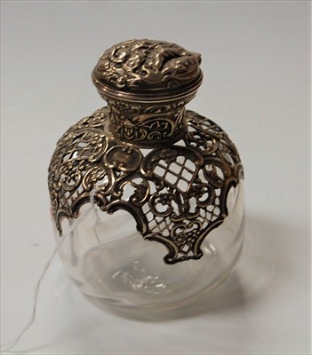 Lot 255 - An Edwardian glass scent bottle and stopper,...