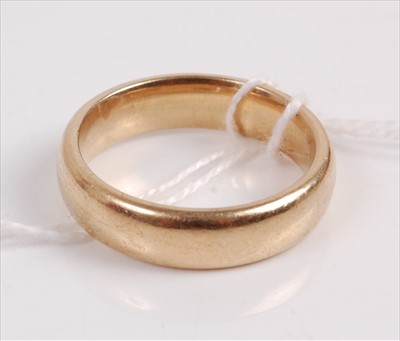 Lot 321 - A heavy gents 9ct gold wedding band, 10.2g,...