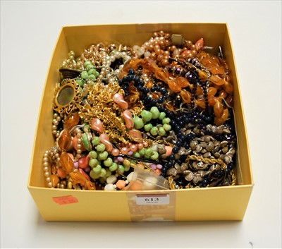 Lot 613 - A box of miscellaneous costume jewellery, to...