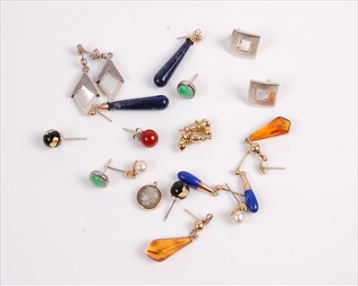 Lot 390 - Assorted earrings, to include hardstone,...