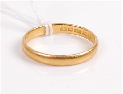 Lot 412 - A 22ct gold wedding band, 3.3g