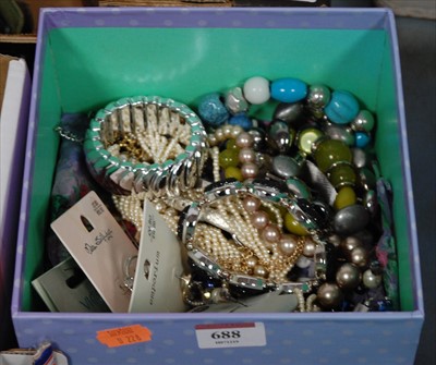 Lot 688 - A box of mainly modern costume jewellery to...