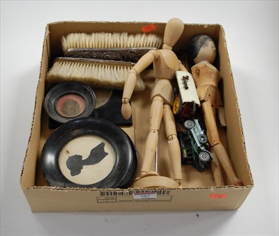 Lot 707 - A collection of miscellaneous items, to...