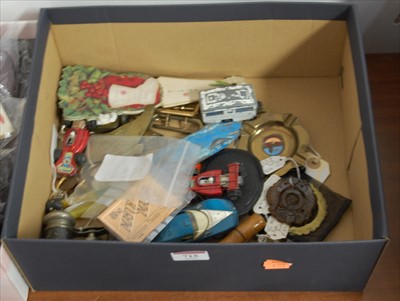 Lot 715 - A box of miscellaneous items, to include pair...