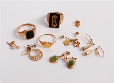 Lot 467 - A collection of principally 9ct gold wares, to...