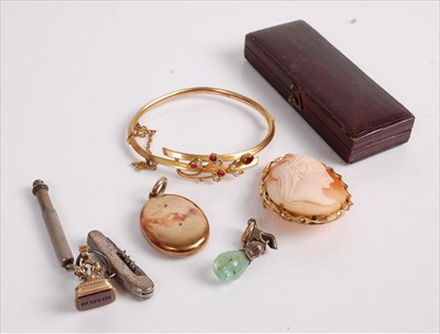 Lot 474 - Assorted jewellery, to include rolled gold...