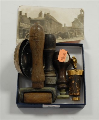 Lot 658 - A small collection of miscellaneous items, to...