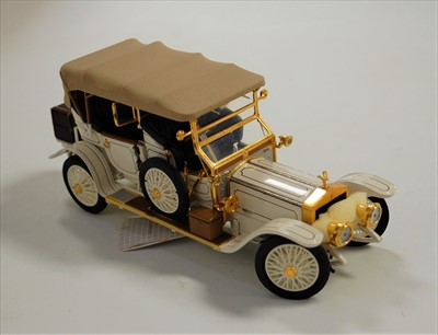 Lot 734 - A boxed Franklin Mint scale model of a 1911...