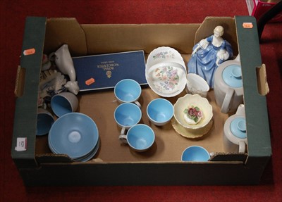 Lot 829 - A collection of ceramics to include a Poole...