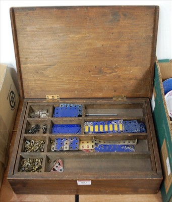 Lot 851 - A fitted wooden case containing various...