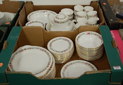 Lot 858 - A Paragon Belinda pattern tea and dinner service