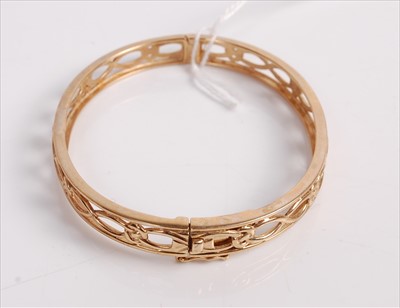 Lot 485 - A modern 9ct gold openwork hinge bangle, 13.3g,...