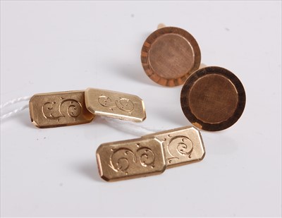 Lot 493 - A pair of gent's 9ct gold cufflinks, each with...