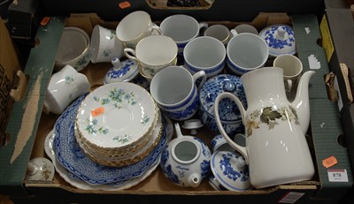 Lot 878 - A collection of various ceramics to include a...