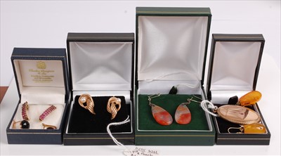 Lot 508 - Mixed jewellery, to include Edwardian moss...